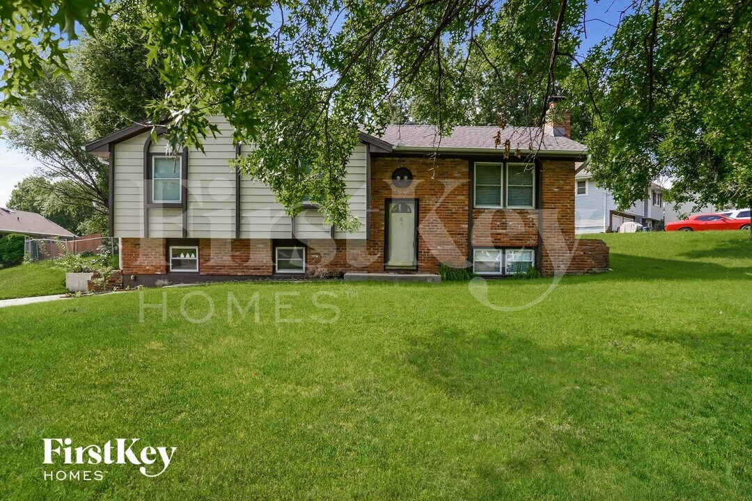 7305 NW 76 Pl in Kansas City, MO - Building Photo