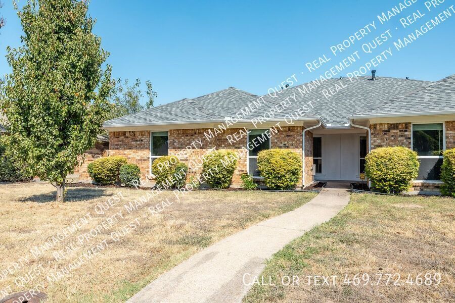 1224 Mockingbird Ln in Desoto, TX - Building Photo