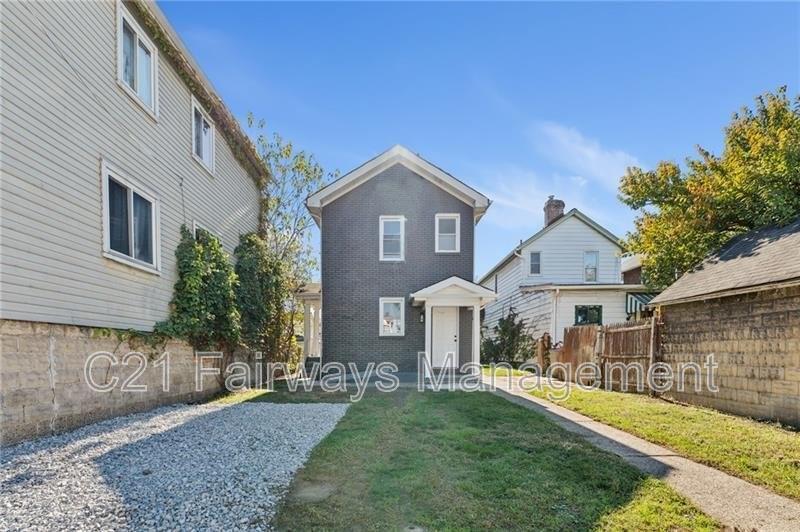 233 E 19th Ave in Homestead, PA - Building Photo