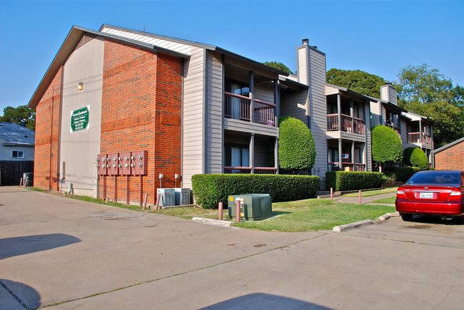 Crescent Apartments in Denton, TX - Building Photo - Building Photo