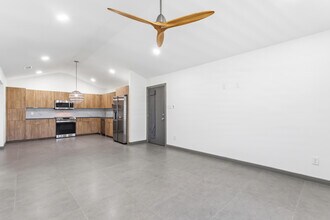 1400 Hibiscus Ave, Unit A in McAllen, TX - Building Photo - Building Photo