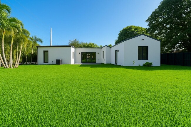 185 NE 106th St in Miami Shores, FL - Foto de edificio - Building Photo
