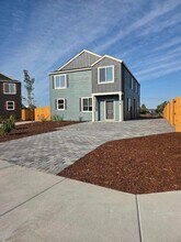 2784 SE Lyon St in Albany, OR - Building Photo - Building Photo