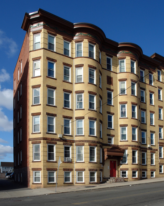 Sargeant West Apartments in Holyoke, MA - Building Photo - Building Photo