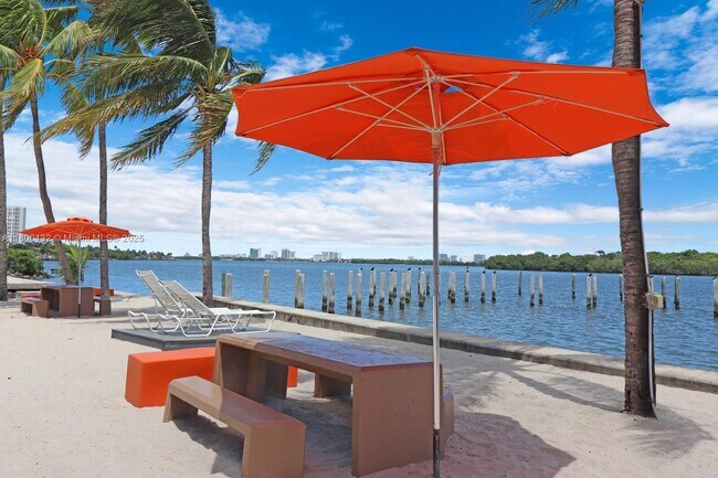 750 NE 64th St in Miami, FL - Foto de edificio - Building Photo