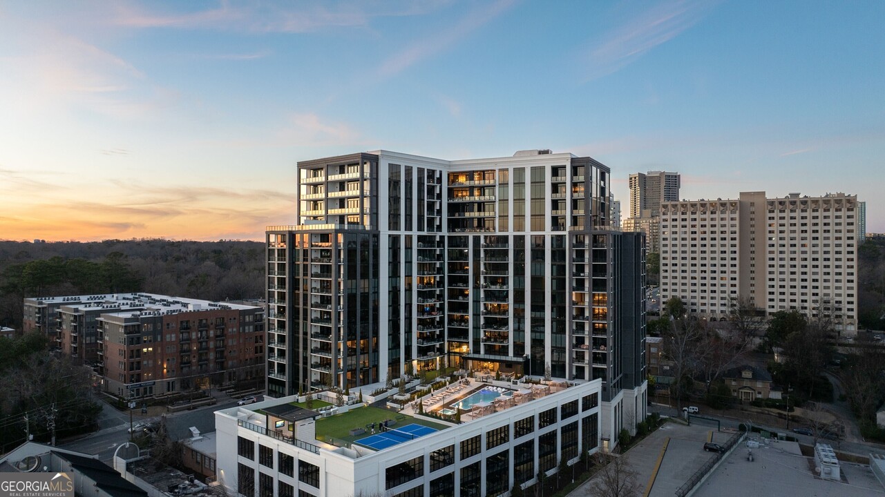 2425 Peachtree Rd NE in Atlanta, GA - Building Photo