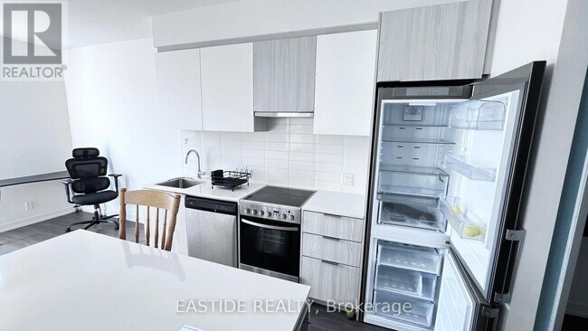 203 College St in Toronto, ON - Building Photo - Building Photo