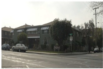 Oak Manor Apartments in Stockton, CA - Building Photo - Building Photo