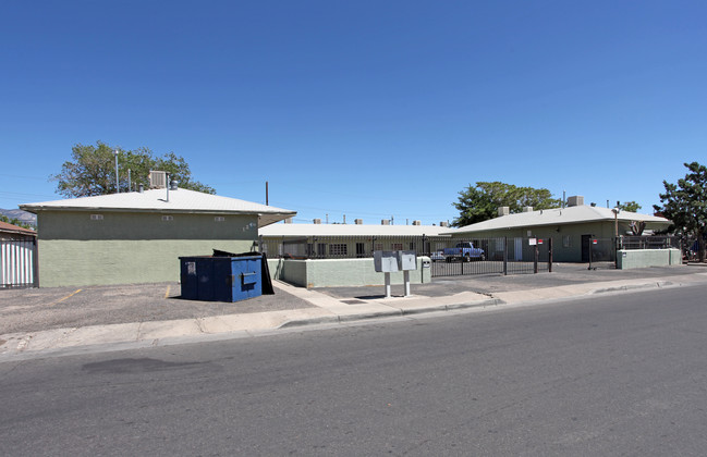 124 Pennsylvania St NE in Albuquerque, NM - Foto de edificio - Building Photo