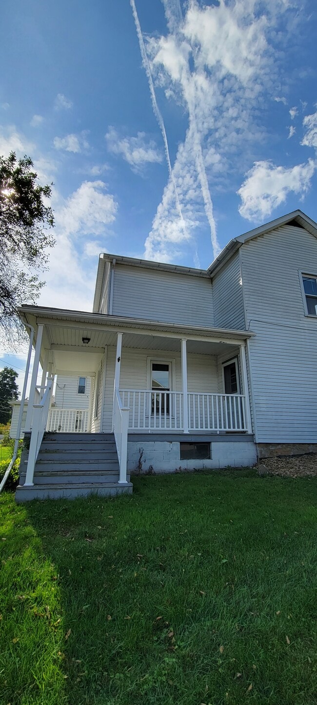 1102 Old Mercer Rd in Franklin, PA - Building Photo - Building Photo