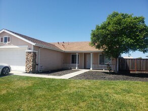 2380 Paradise Dr in Hollister, CA - Building Photo - Building Photo
