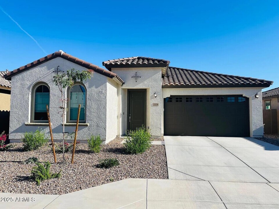 2324 E Ridgewood Ln in Gilbert, AZ - Foto de edificio
