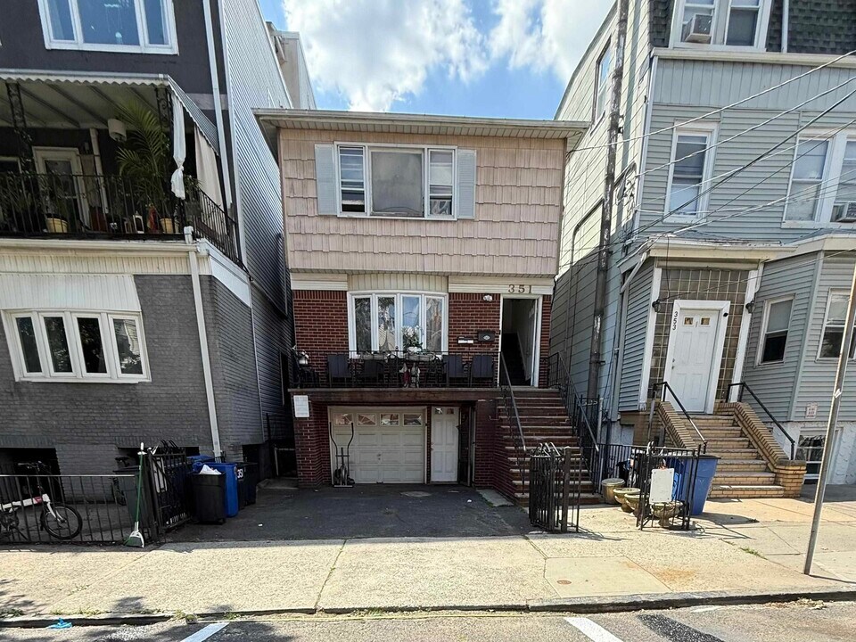 351 New York Ave in Jersey City, NJ - Building Photo