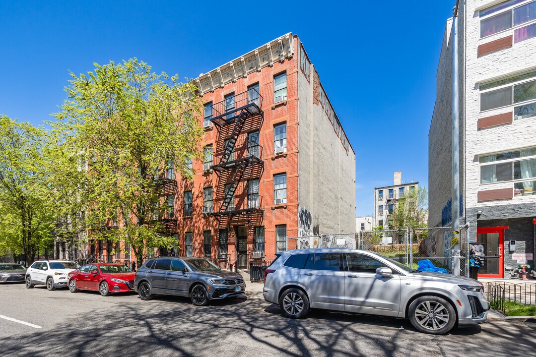 1071 Lafayette Ave in Brooklyn, NY - Building Photo