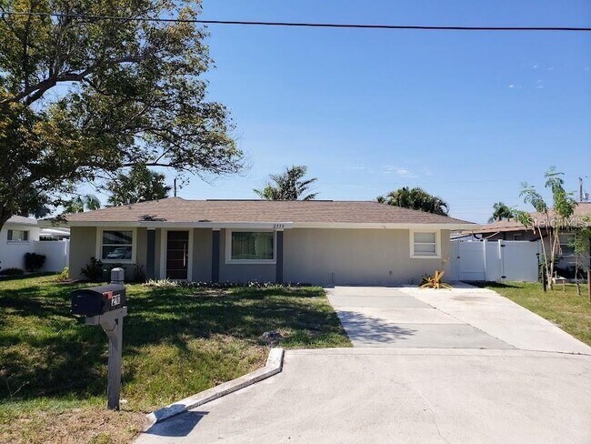 2111 Jo an Dr in Sarasota, FL - Building Photo - Building Photo