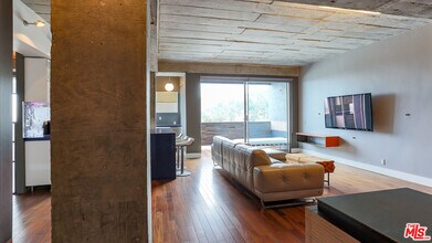 7250 Franklin Ave in Los Angeles, CA - Building Photo - Building Photo