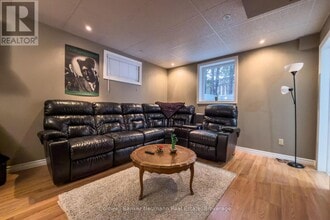 19 Peachtree Crescent in Guelph, ON - Building Photo - Building Photo