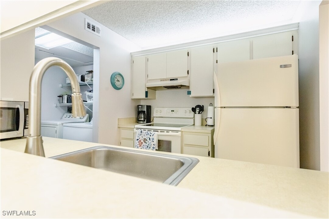 9540 Green Cypress Ln in Ft. Myers, FL - Building Photo