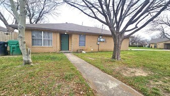 1002-1002 Mulkey Ln in Denton, TX - Building Photo