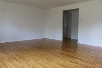 280 E Main St in Clinton, CT - Building Photo - Building Photo