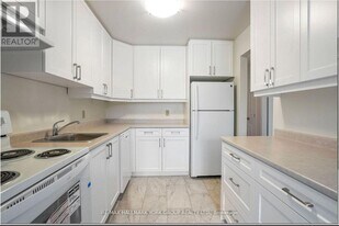 131 Edgehill Dr in Barrie, ON - Building Photo