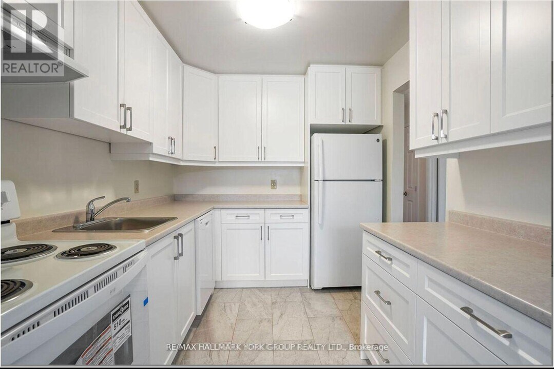 131 Edgehill Dr in Barrie, ON - Building Photo