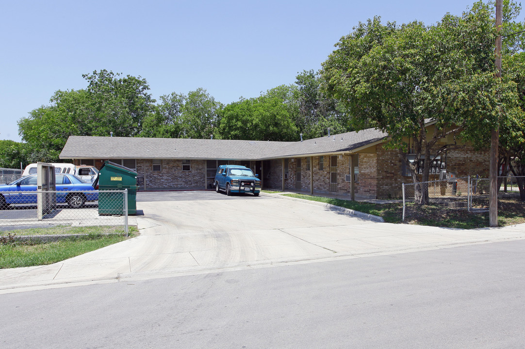 Linda Lou Apartments in San Antonio, TX - Building Photo