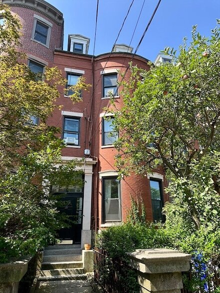 179 Webster St, Unit 2 in Boston, MA - Building Photo