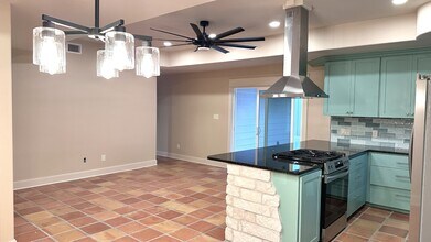 13113 Hearn Rd in Corpus Christi, TX - Building Photo - Building Photo