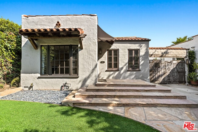 8901 Rosewood Ave in West Hollywood, CA - Building Photo - Building Photo