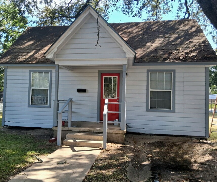 2412 8th St in Bay City, TX - Building Photo