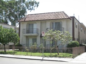 10836 Camarillo St in North Hollywood, CA - Foto de edificio - Building Photo