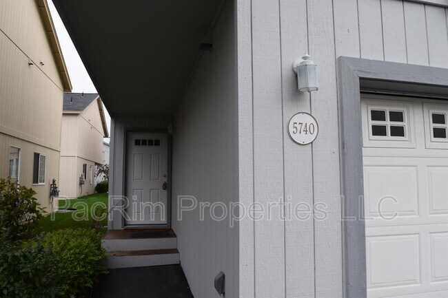 5740 Sapphire Loop in Anchorage, AK - Building Photo - Building Photo