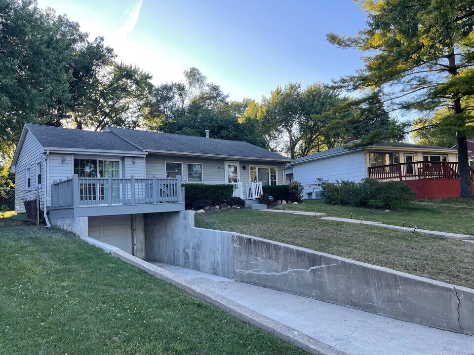 33240 N Greentree Rd in Grayslake, IL - Foto de edificio