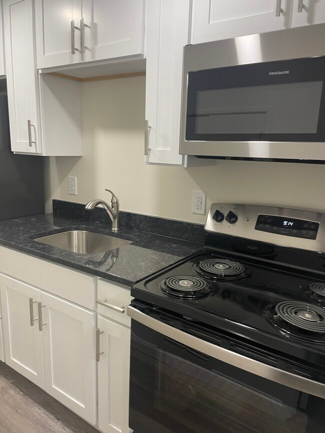 914 Elizabeth Ave, Unit F in Laureldale, PA - Building Photo - Building Photo