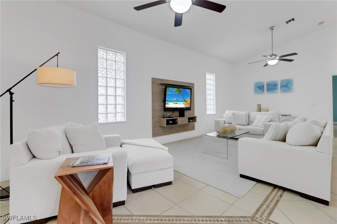 9521 Mariners Cove Ln in Ft. Myers, FL - Building Photo