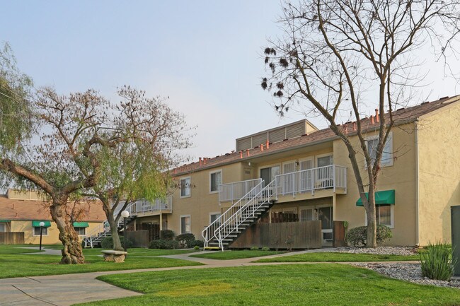 View Road Apartments in Hanford, CA - Building Photo - Building Photo