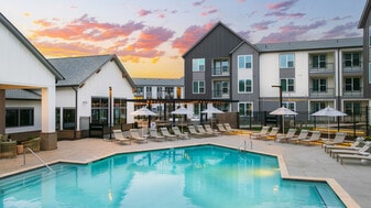 Elan Capital Hills in Raleigh, NC - Building Photo