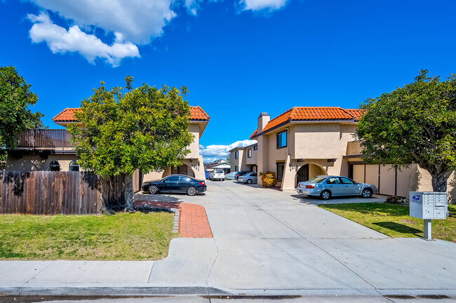 7901 Glencoe Dr in Huntington Beach, CA - Building Photo - Primary Photo