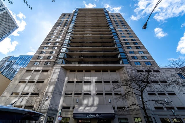 property at 33 W Delaware Pl