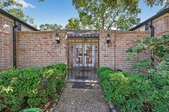 13903 Chevy Chase Dr in Houston, TX - Foto de edificio - Building Photo