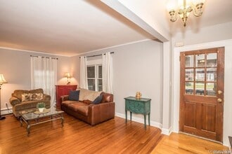 2 Elm Pl in Glen Head, NY - Building Photo - Building Photo