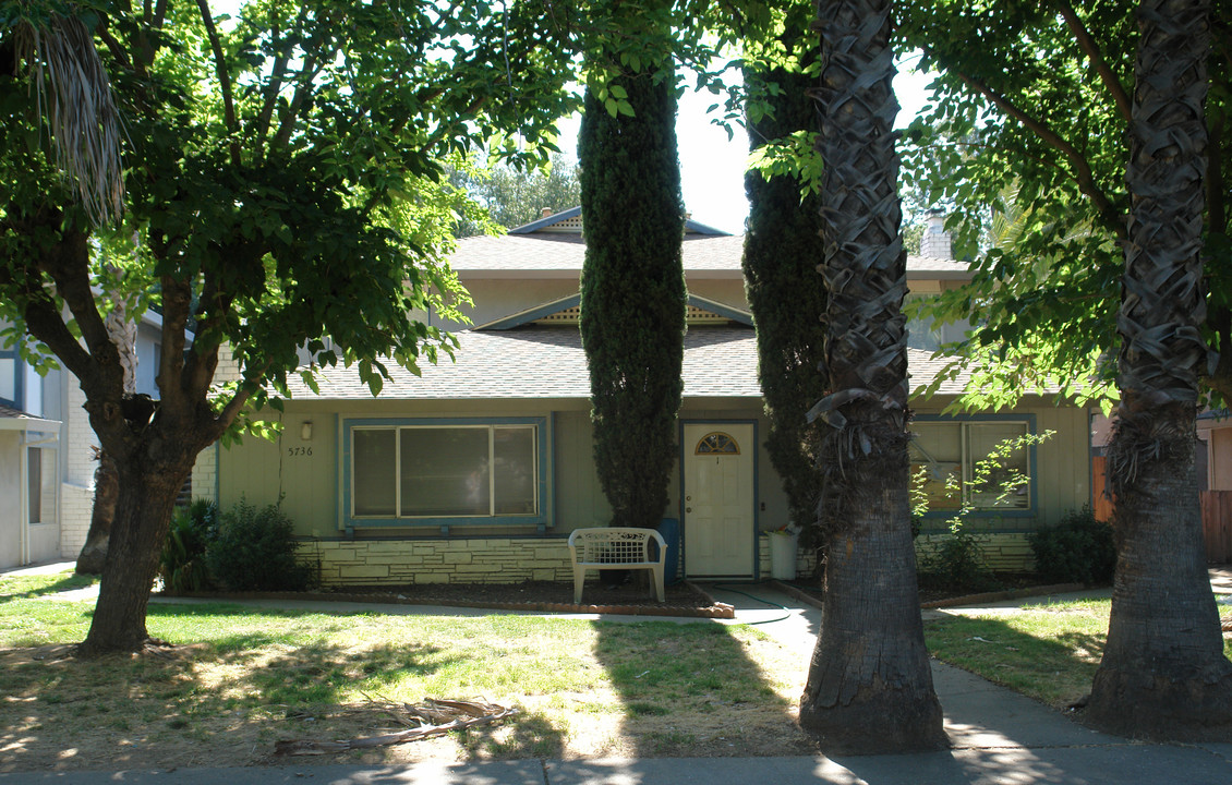 5736 Blachly Way in Sacramento, CA - Building Photo