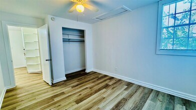 105 Clear Lake Rd in Highlands, TX - Building Photo - Building Photo