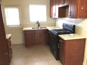 13233 Oxnard St, Unit 4 in Los Angeles, CA - Building Photo - Building Photo