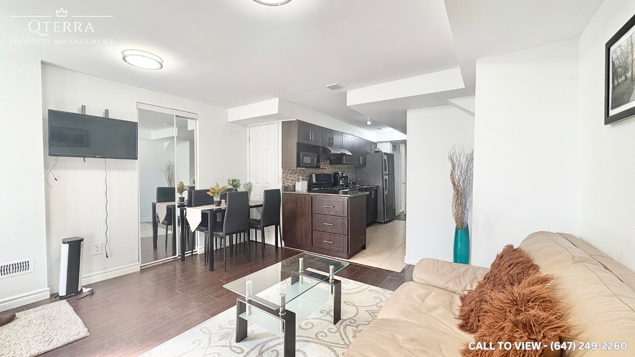 33 Saltspring Dr in Markham, ON - Building Photo