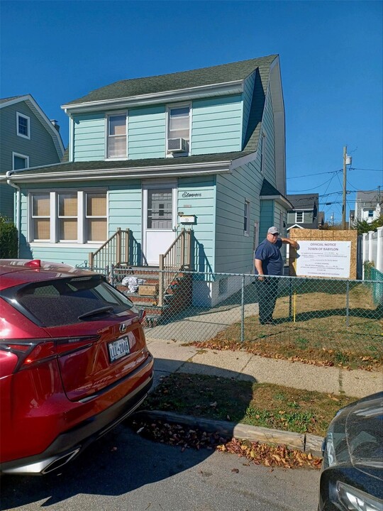 11 Laurel Rd in Lindenhurst, NY - Building Photo