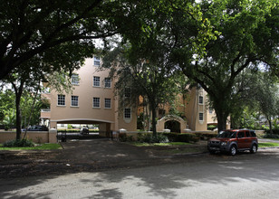 Villas Capellanias in Coral Gables, FL - Foto de edificio - Building Photo