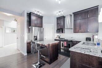 8393 Ellis Cres NW in Edmonton, AB - Building Photo - Building Photo