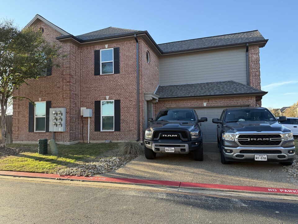 1425 W Villa Maria Rd in Bryan, TX - Foto de edificio